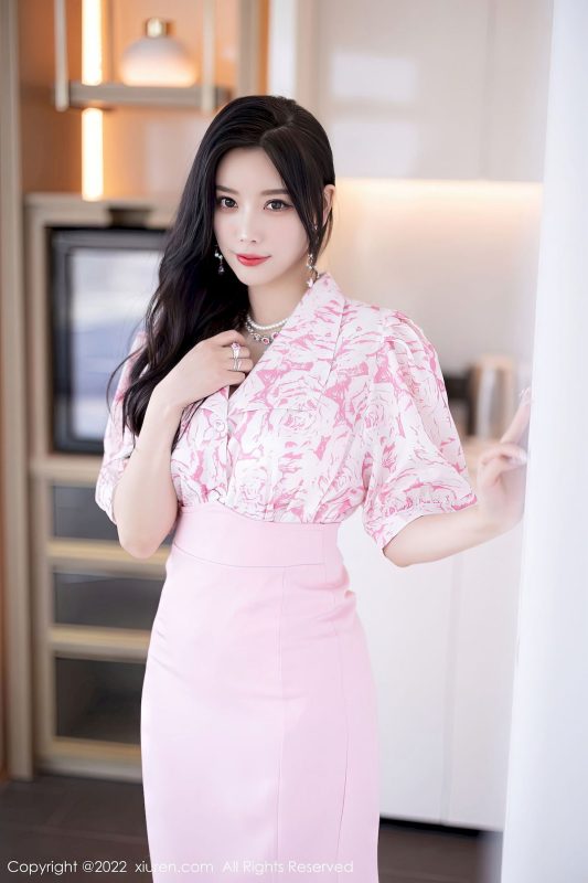 [秀人XiuRen] No.5927 女神杨晨晨Yome - 粉色服饰+原色丝袜私房写真-御萝部落