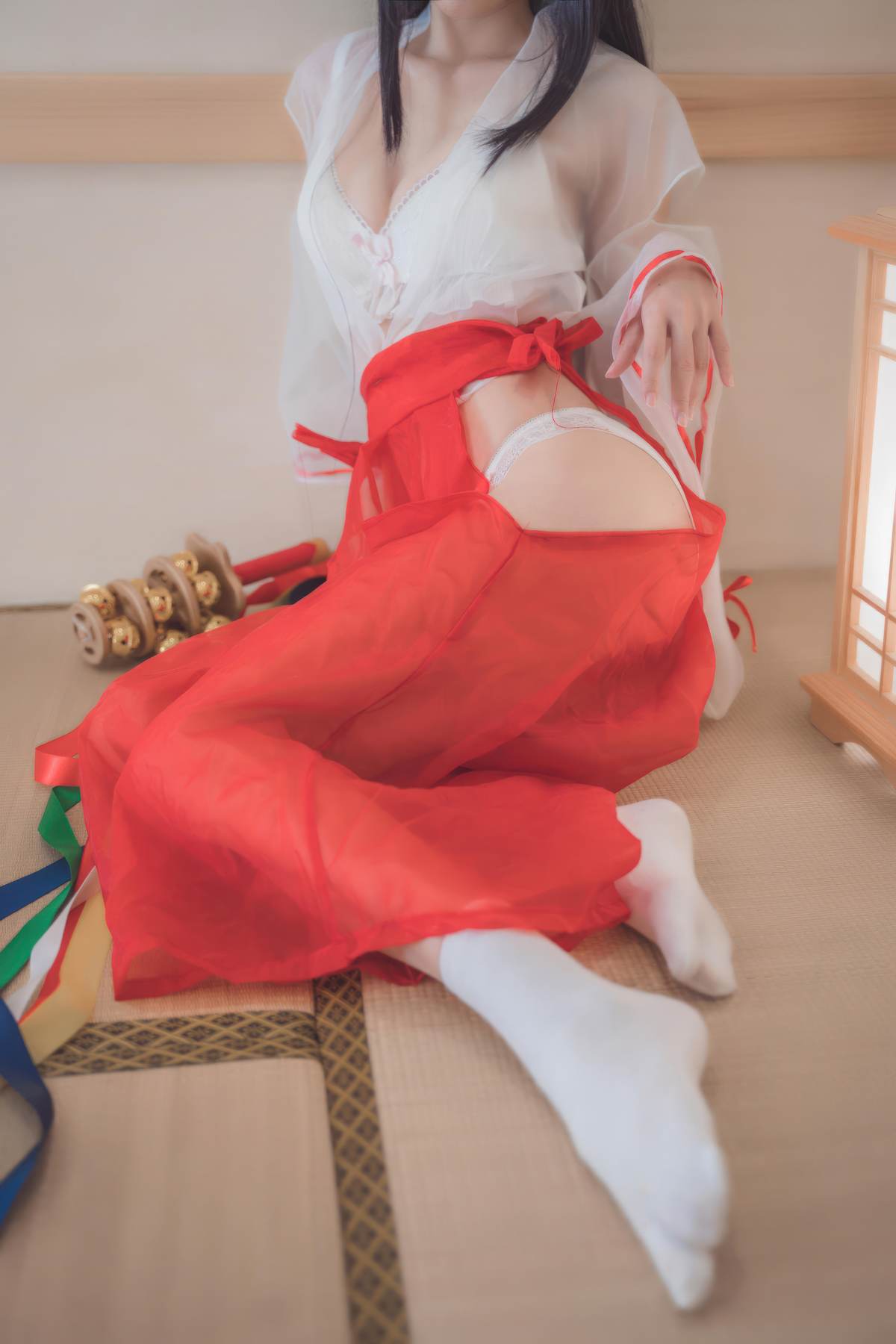 图片[2]-西园寺南歌 – 透明巫女主题COS：轻薄巫女装与通透材质结合 在日系神社风格中呈现柔美与神秘并存的视觉效果 30P-御萝部落