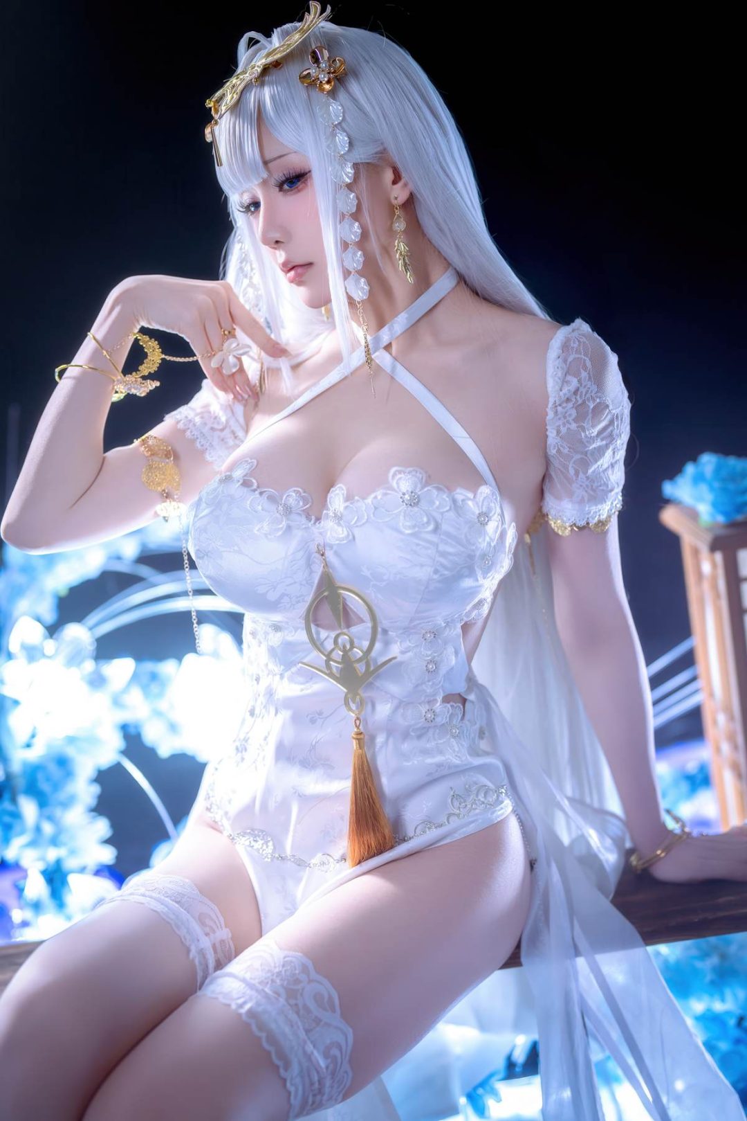 星之迟迟Hoshilily – 碧蓝航线 埃姆登：白发白丝礼装巨乳 高衩美腿还原 50P-御萝部落