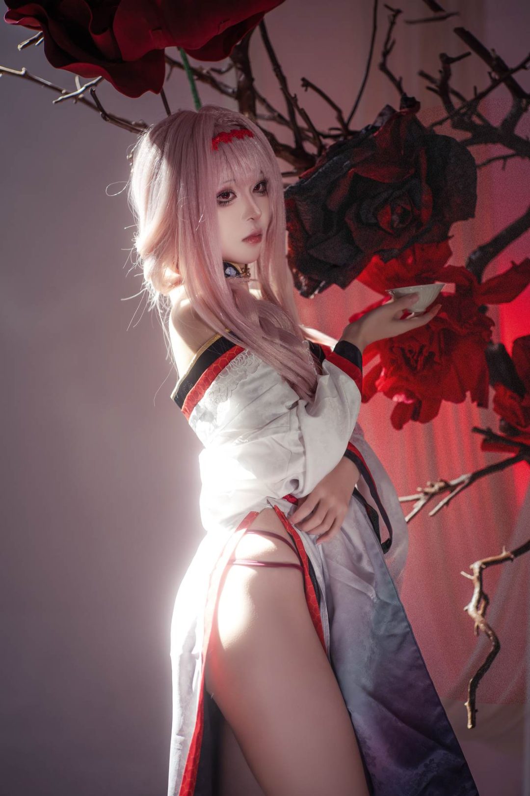 矢量鱼 – Nikke胜利女神 暗莲：白发和风高开衩美腿 刀剑红黑布景 30P-御萝部落