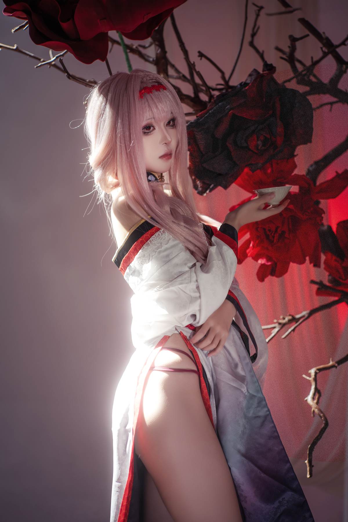 矢量鱼 - Nikke胜利女神 暗莲：白发和风高开衩美腿 刀剑红黑布景 30P-御萝部落