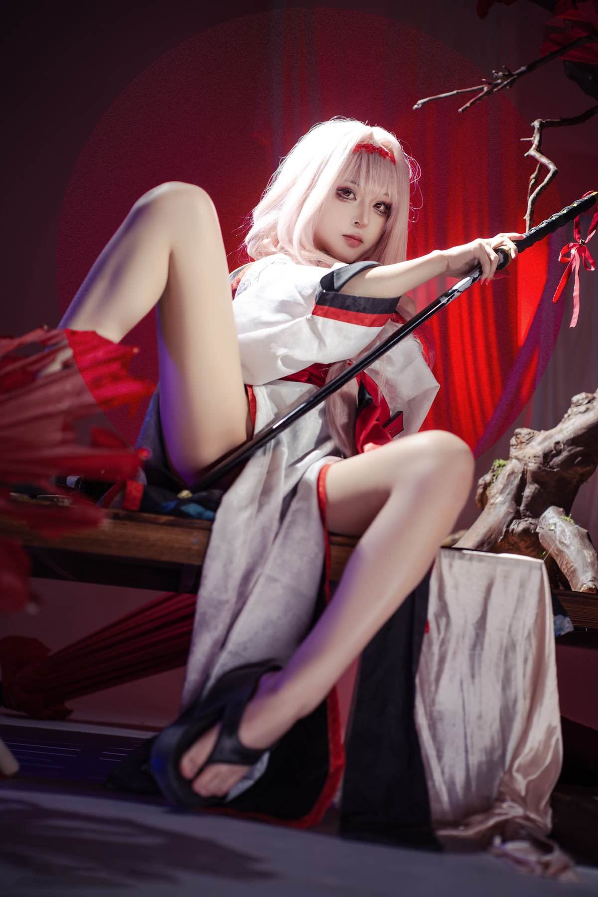 图片[2]-矢量鱼 – Nikke胜利女神 暗莲：白发和风高开衩美腿 刀剑红黑布景 30P-御萝部落